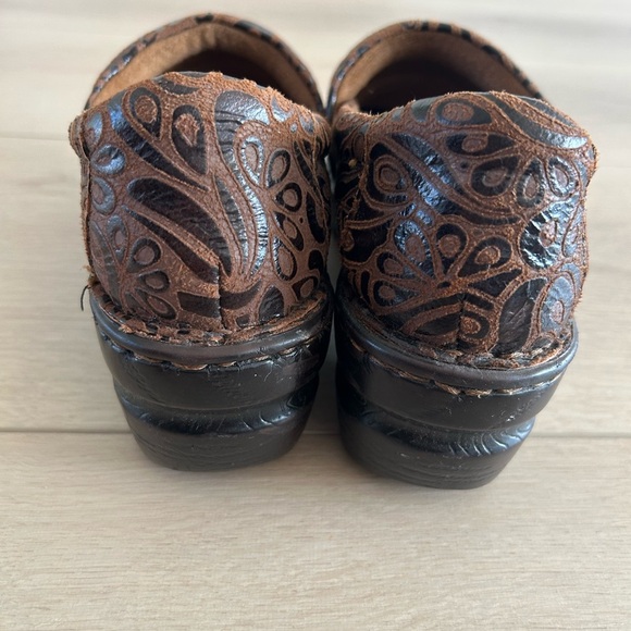 BOC Born Concept Peggy Clog Shoes Women's Size 9 Brown Tooled Leather Excellent - Picture 3 of 6